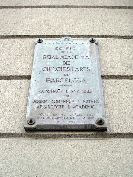 File:33 Reial Acadèmia de Ciències i Arts, placa.jpg