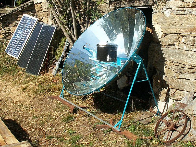 Solar cooker with parabolic reflector