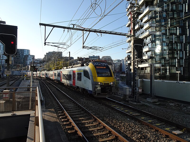 File:AM 08184 - L 127xx (Braine-le-Comte - Brussels-Airport - Bruxelles-Midi) - Schuman - 2019-11-10.jpg