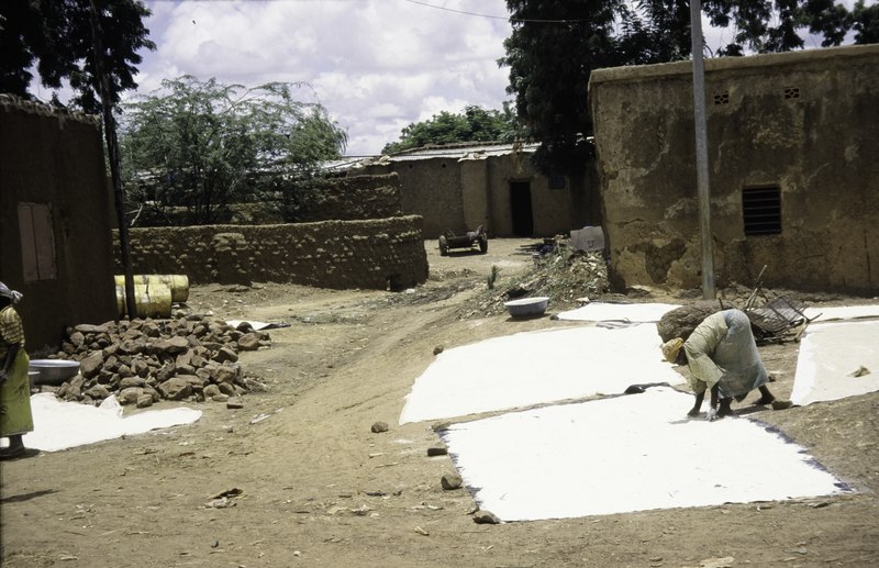 File:ASC Leiden - van Achterberg Collection - 5 - 038 - Le grain sèche sur des chiffons blancs dans la rue - En route à Dori, Burkina Faso, 19-26 août 2001.tif