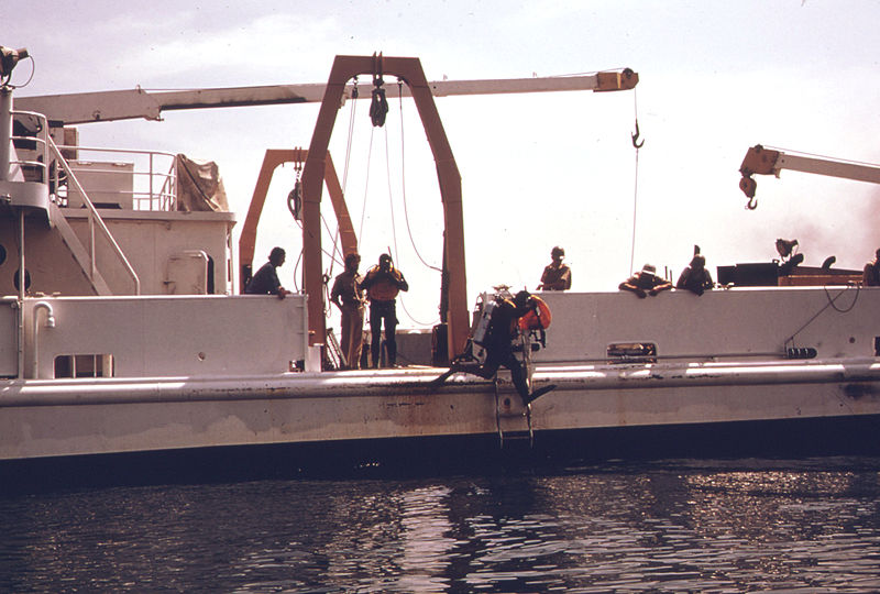 File:A DIVER FROM THE NATIONAL OCEANOGRAPHIC AND ATMOSPHERIC ADMINISTRATION SHIP "FERREL" GOING DOWN TO CHECK CURRENT... - NARA - 555829.jpg