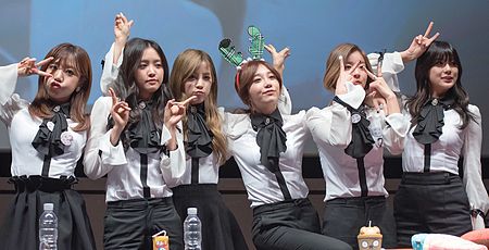 Tập_tin:A_Pink_at_a_fansigning_event_in_Gwangju,_10_December_2014.jpg