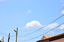 Langit yang menunjukkan warna biru yang disebut "langit biru" oleh Crayola