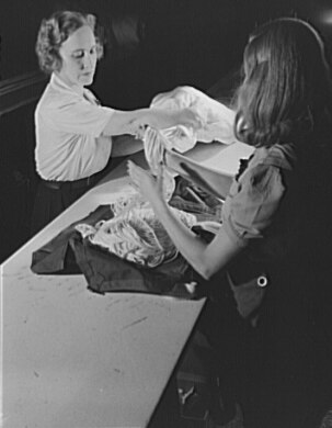 File:Adeline Gray rigging parachute august 1942.tiff