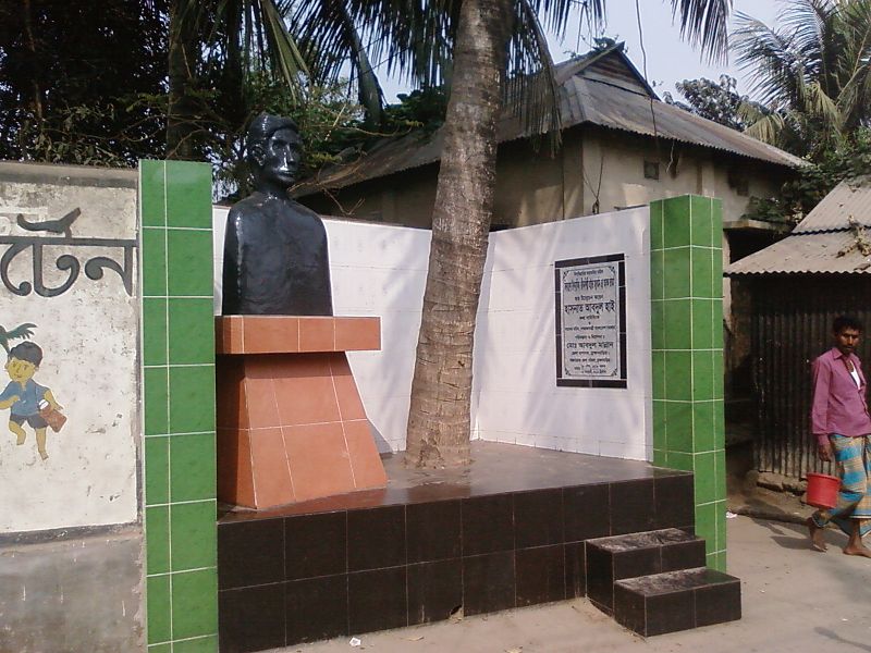 File:Advaita Mallabarmana Statue.JPG