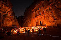 's Nachts wordt Petra verlicht met kaarsen.