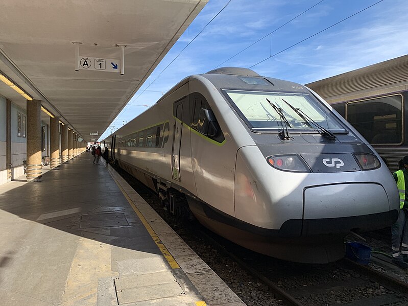 File:Alfa Pendular (4008) at Santa Apolónia train station (49562641467).jpg