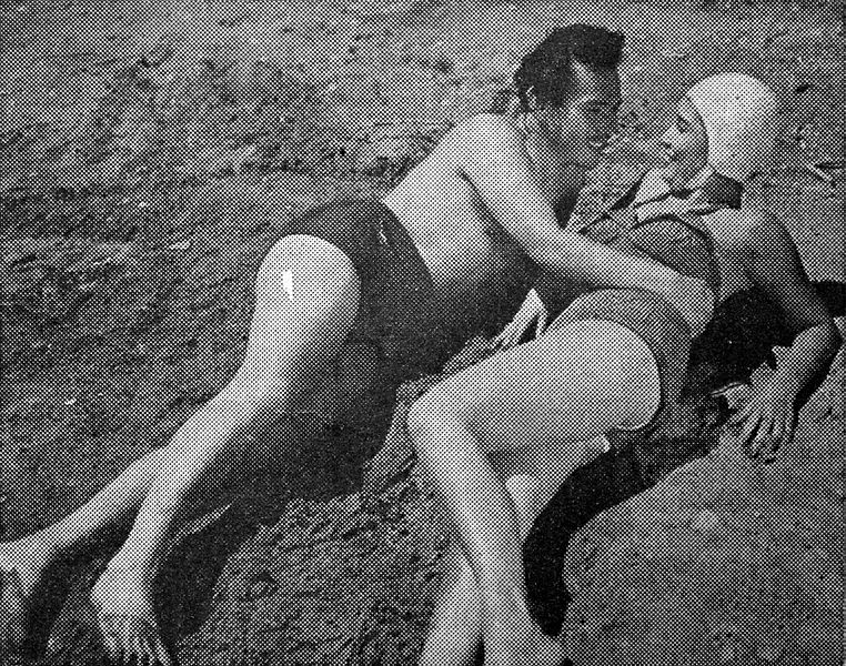 File:Amran S Mouna and Mimi Mariani in Belenggu Masjarakat, Film Varia 1.8 (July 1954), p25.jpg