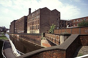 Hohe Backsteingebäude an einem Kanal