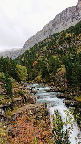 Rio Arazas a su paso por Las Traviesas en el parque nacional de Ordesa y Monteperdido