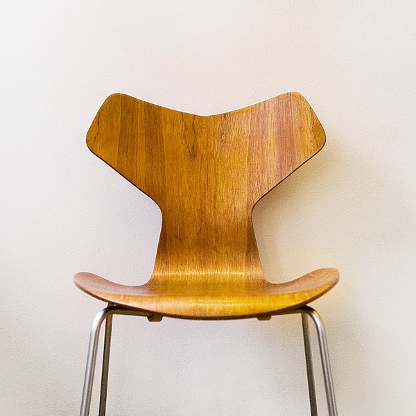 File:Arne Jacobsen - Grand Prix chair.jpg