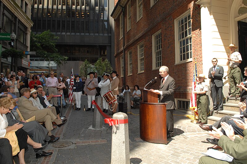 File:Assignment- 48-DPA-07-25-08 SOI K Boston) Visit of Secretary Dirk Kempthorne to the Old State House in Boston, Massachusetts, (where he joined National Park Service Director Mary Bo - DPLA - 33f33223a446212b31daf77df79c0854.JPG