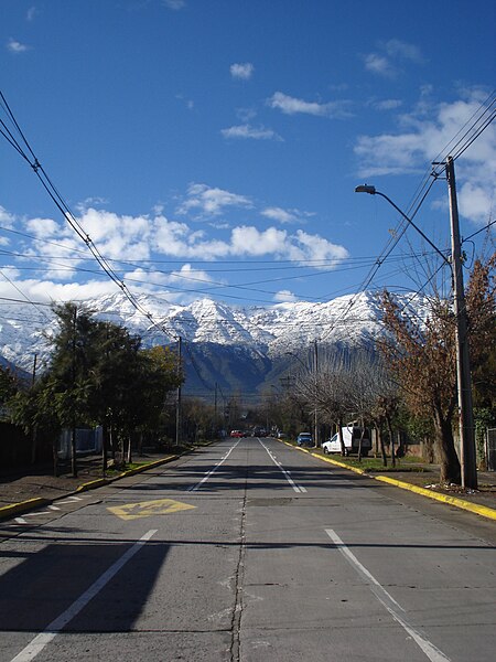 File:Avenida San Luis de Macul - Santiago de Chile.jpg