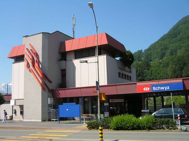 File:Bahnhof schwyz.jpg