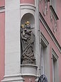 Karolinenstraße 25 (um 1740), Figur: Madonna mit Kind