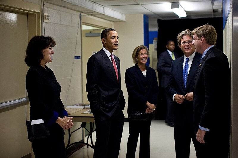 File:Barack Obama talks with Vicki Kennedy, widow of Senator Ted Kennedy, and the Senator's children, 2009.jpg