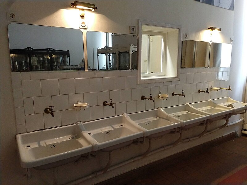 File:Bathroom in former psychiatric institute Dr. Guislain in Gent.jpg