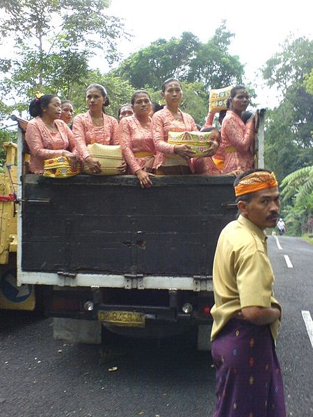 File:Batukaru pilgrims Bali.jpg