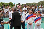 Deutsch: Beachvolleyball bei den Olympischen Jugendspielen 2018; Tag 11, 17. Oktober 2018; Mädchen, Medaillenzeremonie - Gold: Russland (Maria Woronina & Maria Botscharow), Silber: Italien (Claudia Scampoli & Nicol Bertozzi), Bronze: Norwegen (Emilie Olimstad & Frida Berntsen) English: Beach volleyball at the 2018 Summer Youth Olympics at 17 October 2018 – Girls Victory ceremony - Gold: Russia (Maria Voronina & Maria Bocharov), Silber: Italy (Claudia Scampoli & Nicol Bertozzi), Bronze: Norway (Emilie Olimstad & Frida Berntsen)