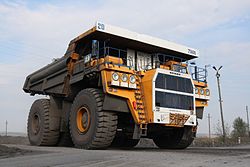 En BelAZ-75600 i bruk i Kuznetsk-bassenget