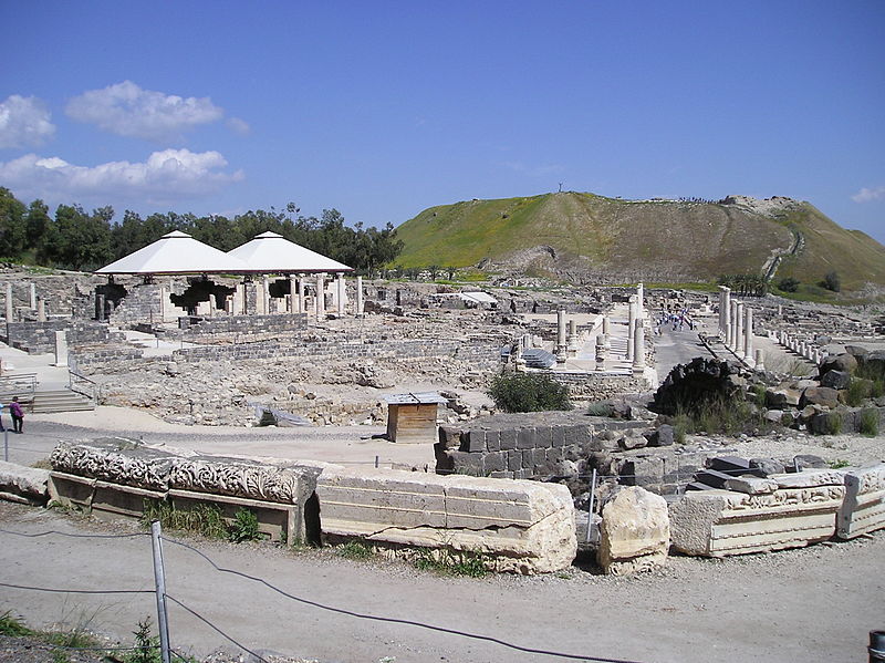 File:BetShe'an - view of archeological park from entry.jpg