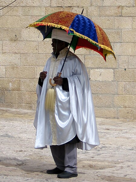 File:Beta Israeli Kahen at the Western Wall.jpg