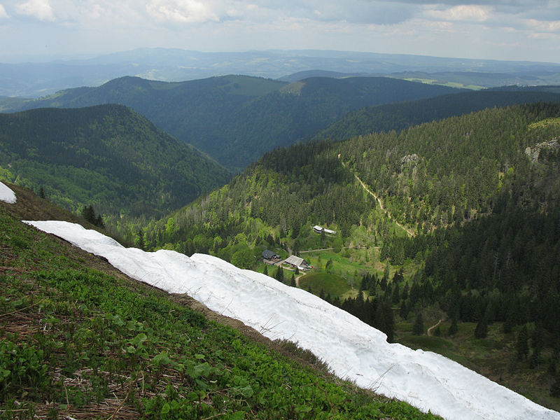 File:Blick vom Feldberg ins Zastler Loch mit Zastler Hütte.jpg