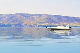 Моторний човен на озері Севан
