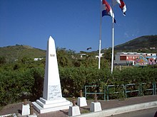 El Obelisco de la Frontera (Obélisque de la frontière) terminado en 1948, marca los límites entre la parte francesa y neerlandesa de San Martín