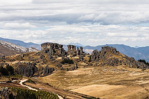 Los Frailones, rock formations at Cumbemayo. Bosque de piedras del Cumbemayo 01.jpg