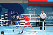 Deutsch: Boxen bei den Olympischen Jugendspielen 2018 Tag 12, 18. Oktober 2018 - Finale Leichtgewicht Mädchen – Oriana Saputo (Argentinien, blau) schlägt Emma Lawson (Australien, rot) 5-0; Ringrichter ist José Romero (Spanien). English: Boxing at the 2018 Summer Youth Olympics on 18 October 2018 – Girls' lightweight Bronze Medal Bout – Oriana Saputo (Argentina, blue) wins over Emma Lawson (Australie, red) 5-0; Referee is José Romero (Spain). Español: Boxeo en los Juegos Olímpicos Juveniles de Verano de 2018 en 18 de octubre de 2018 - Combate de medalla de bronce de las niñas: Oriana Saputo (Argentina, azul) gana a Emma Lawson (Australie, roja) 5-0; Árbitro es José Romero (España).