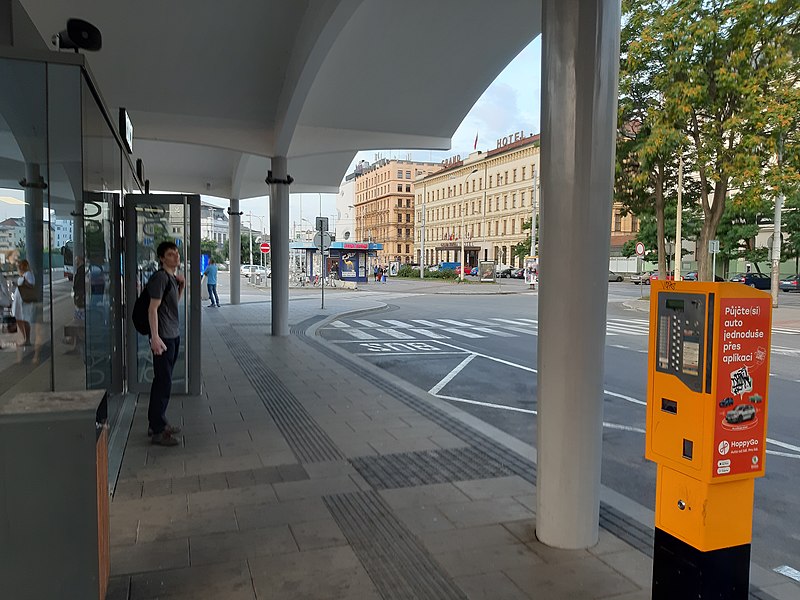 File:Brno, Hotel Grand (bus station) 20210813 061641.jpg