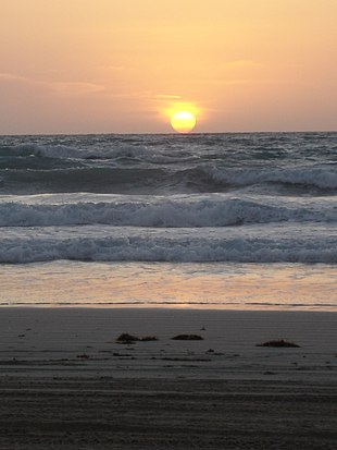 Solnedgången i havet