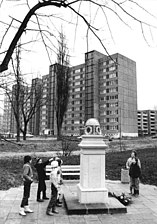 25. Februar 1988: Anlässlich seines 200. Todestages wurde dem sächsischen "Bauernprofessor" Johann Georg Palitzsch vor dem Palitzsch-Museum in Prohlis ein Denkmal gesetzt.