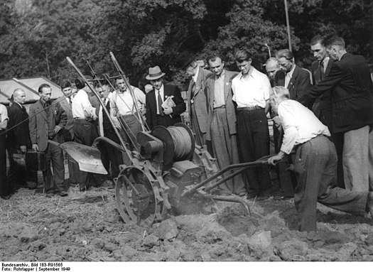 Электроплуг на садоводческой выставке в Лейпциге, сентябрь 1949 года
