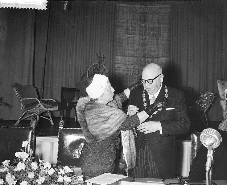 File:Burgemeester C M A Koot van Uithoorn viert zijn 25-jarig ambtsjubileum, namen, Bestanddeelnr 911-0340.jpg