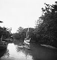 COLLECTIE TROPENMUSEUM Kanaal met een vlot van bamboe een zeilschip en een baggermolen Nederlands-Indië TMnr 60026928.jpg
