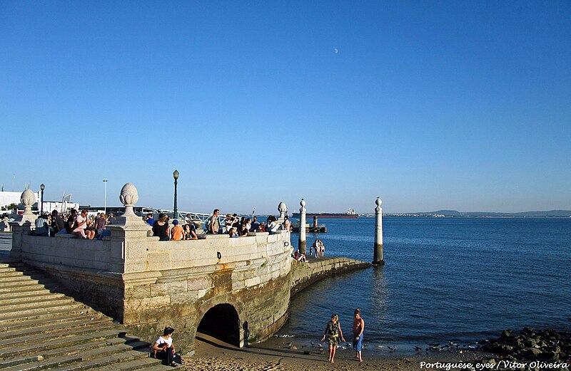 File:Cais das Colunas - Lisboa - Portugal (40428884343).jpg