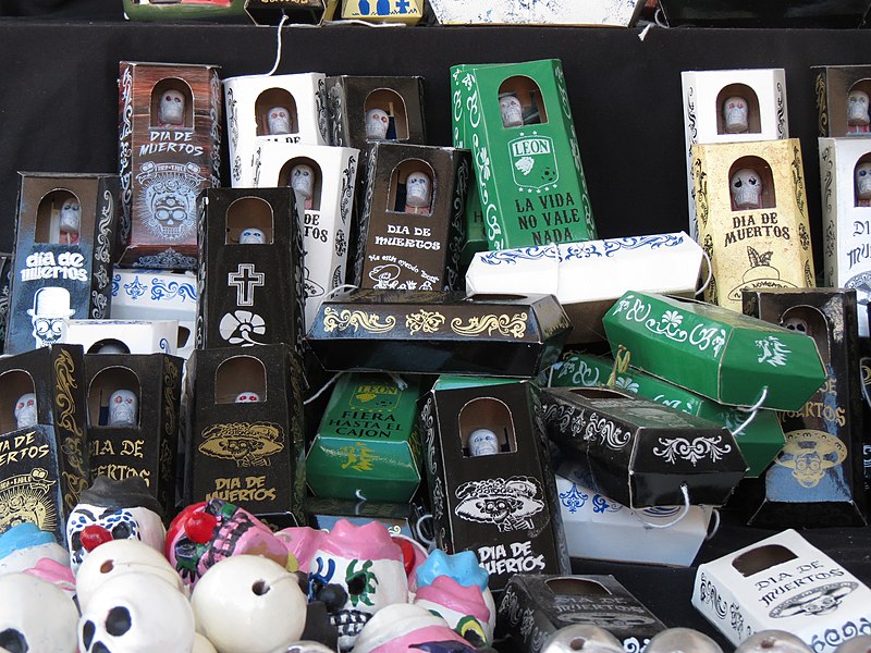 File:Calaveritas de barro en el Día de muertos (Ags) 07.jpg