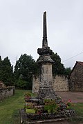 Calvaire (restes), place de l'église, Dracy.