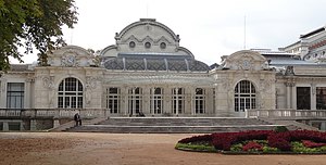 Фасад Дворца конгрессов (Казино), выходящий в Парк источников