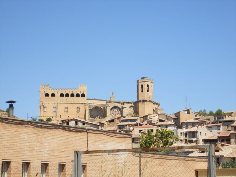 File:Castillo e Iglesia (Valderrobres).jpg