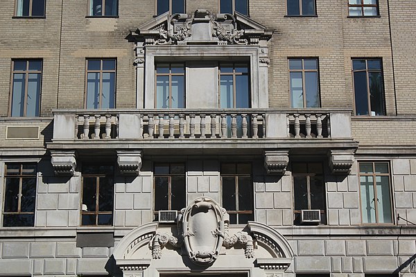 View of bays 5–8 from south at the third and fourth stories. Behind the balcony, bays 6–7 are surrounded by a limestone frame and separated from each 