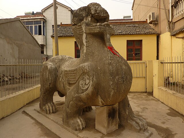 Um qilin da Dinastia Liu Song localizado no jardim da frente de uma casa da cidade de Qilin, no Distrito de Jiangning