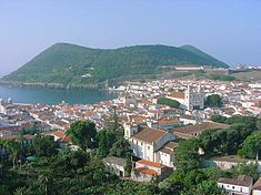 Angra do Heroísmos historiska centrum, med askvulkanen Monte Brasil, sett från Terceiras södra kust