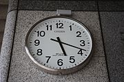 屋外対応の電波式の掛時計(リズム (時計)製)(公共施設、駅、バスセンターなどに設置される例)