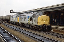 Class 37s on oil train at Reading