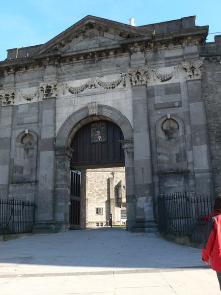 File:Classical gateway, Kilkenny Castle - geograph.org.uk - 1537812.jpg