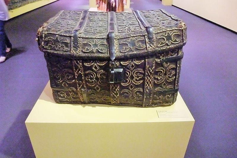 File:Cofre de viaje, Museo de Santa Cruz, Toledo.JPG