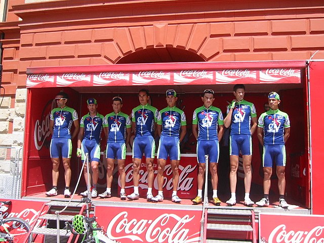 The team in Comunidad Valenciana jerseys during their penultimate season in 2005